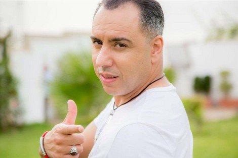 الفنان المغربي موس ماهر يحيي حفلا فنيا بمطعم ” Geuss”