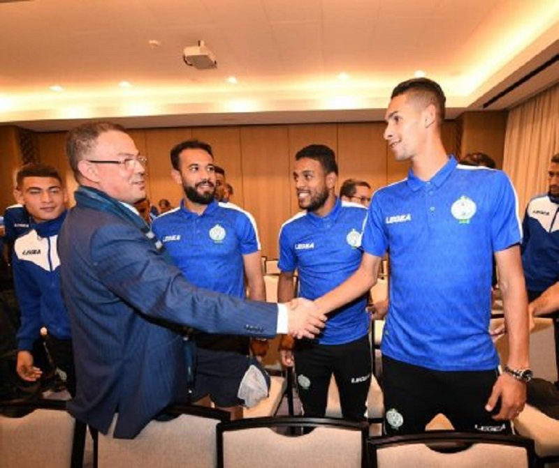 صور.. لقجع يزور معسكر الرجاء لتحفيز اللاعبين قبل نهائي »الكاف »