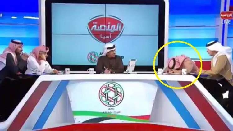 بالفيديو: محلل قنوات دبي الرياضية يسقط مغشيا عليه على الهواء