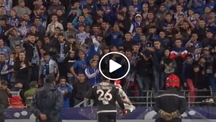 لقطة رائعة لـ رضى التكناوتي يهدي باقة ورد لجماهير اتحاد طنجة