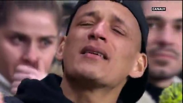 ياسين بامو يذرف الدموع بغزارة حزناً على اختفاء إيميليانو سالا