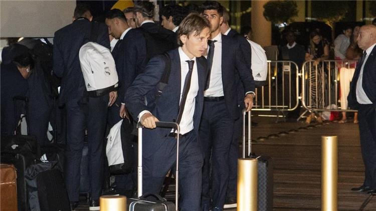 فيديو.. جماهير أياكس تزعج بعثة ريال مدريد قبل مواجهة دوري الأبطال