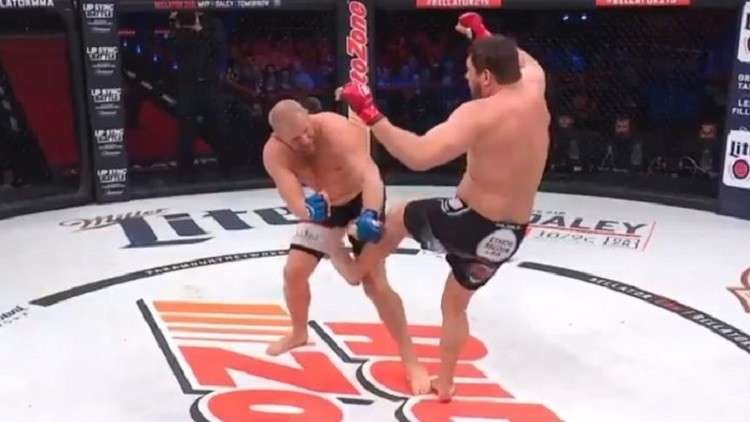 شاهد بالفيديو .. ضربة تحت الحزام تنهي نزالا في MMA بعد 15 ثانية