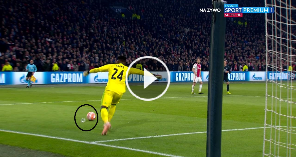 شاهد ما فعله كأس بلاستيكي في حارس أياكس وكاد أن يورطه في أكثر هدف كوميدي في التاريخ