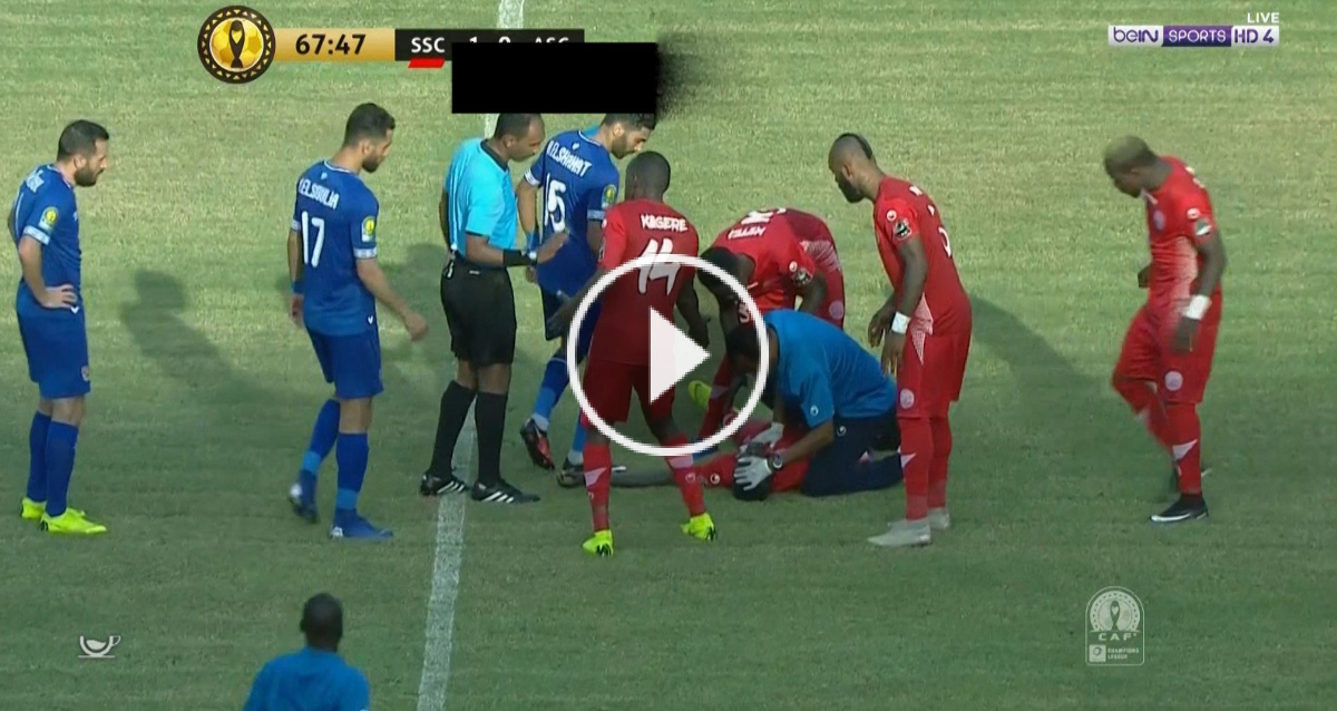 طبيب فريق سيمبا التنزاني يقتحم الملعب بشكل مفاجئ لانقاذ لاعب دون اذن الحكم امام الاهلي المصري