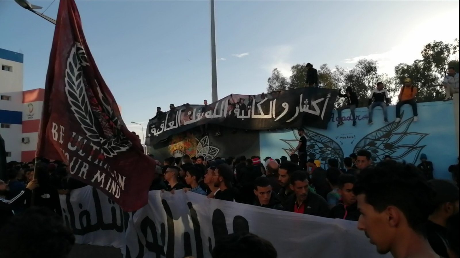 جماهير الحسنية تلتحف السواد وتنظم مسيرة حاشدة جابت أهم شوارع المدينة (صور)