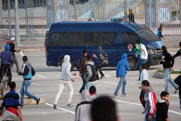 اشتباكات عنيفة و فوضى كبيرة بعد نهاية مباراة شباب ابن جرير و الكوكب المراكشي