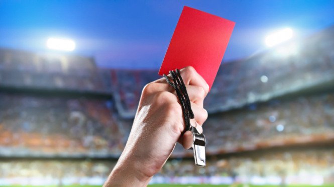جامعة لقجع توقف حكماً مدى الحياة