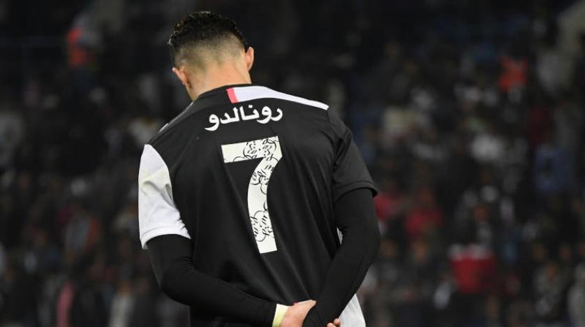 يوفنتوس الإيطالي يخُطّ أقمصة لاعبيه بالعربية