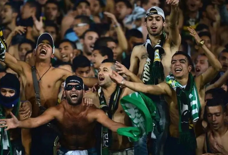 شاهد .. جمهور الرجاء يتغنى بمغربية الصحراء في قلب الجزائر (فيديو)