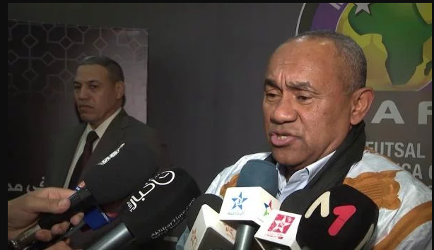رئيس الإتحاد الإفريقي لكرة القدم يحل بالعيون و يلتحفُ اللباس الصحراوي