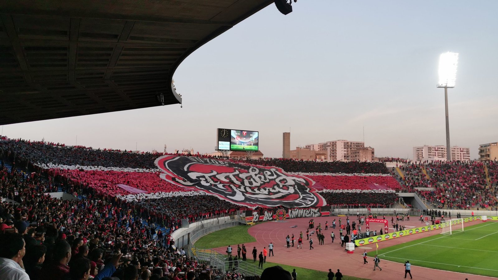 بالفيديو: الترا “وينرز” تبدع بتيفو رائع في مباراة الوداد والدفاع الحسني الجديدي