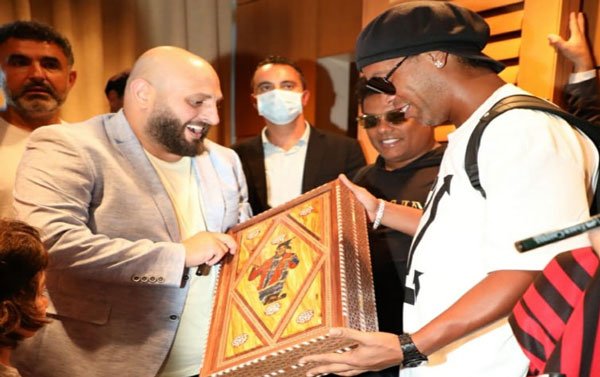 ايلي طعمة بعد العالمية يهدي طاولة زهر مبهرة الى اللاعب البرازيلي الاسطورة رونالدينيو