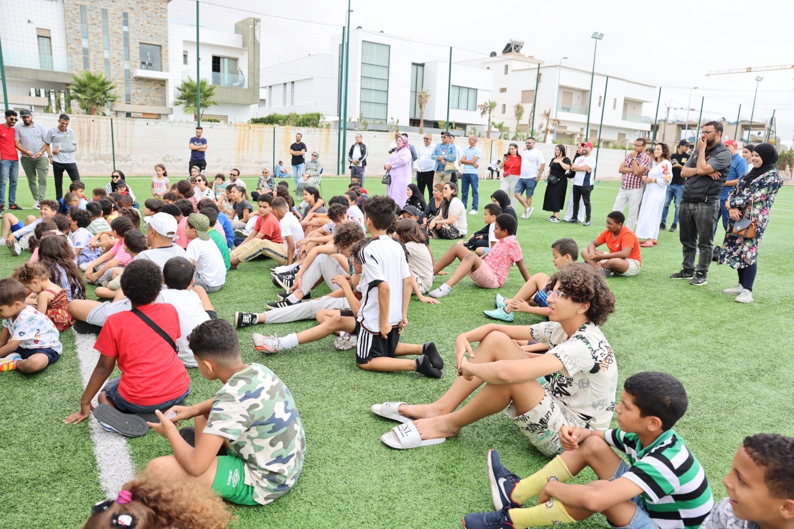 مدربون بأكاديمية يونايتد الدار البيضا لكرة القدم يدعمون الصحة الشبابية للتلاميذ بممارسة الرياضة