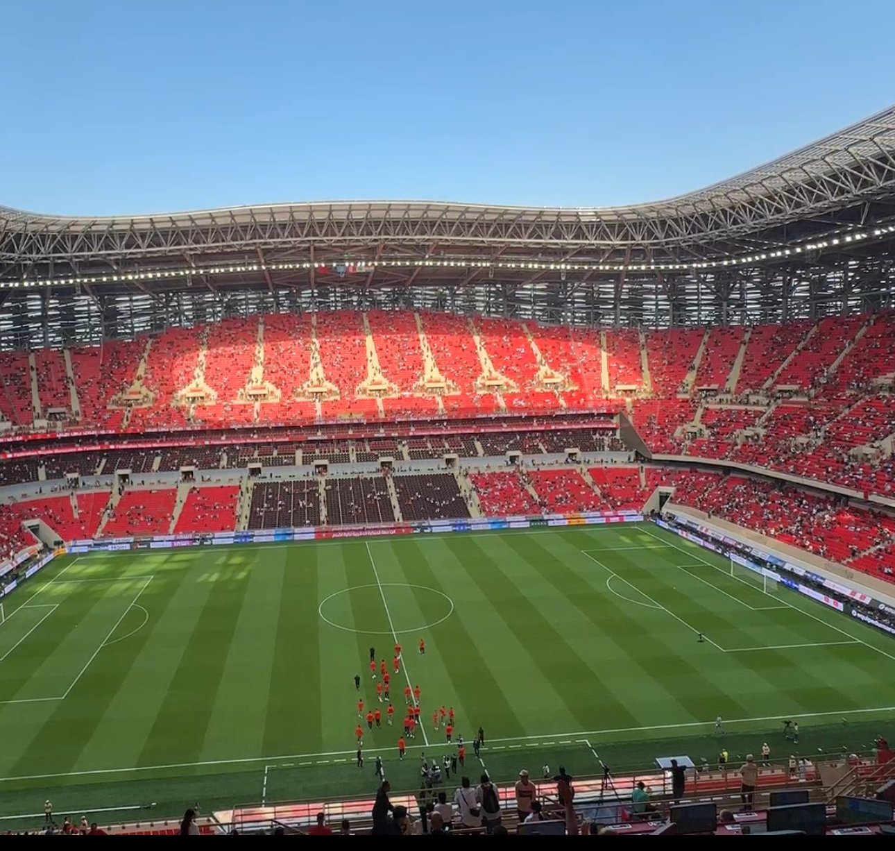 بالفيديو: لحظة دخول لاعبي المنتخب المغربي إلى أرضية مركب مولاي عبد الله الجديد