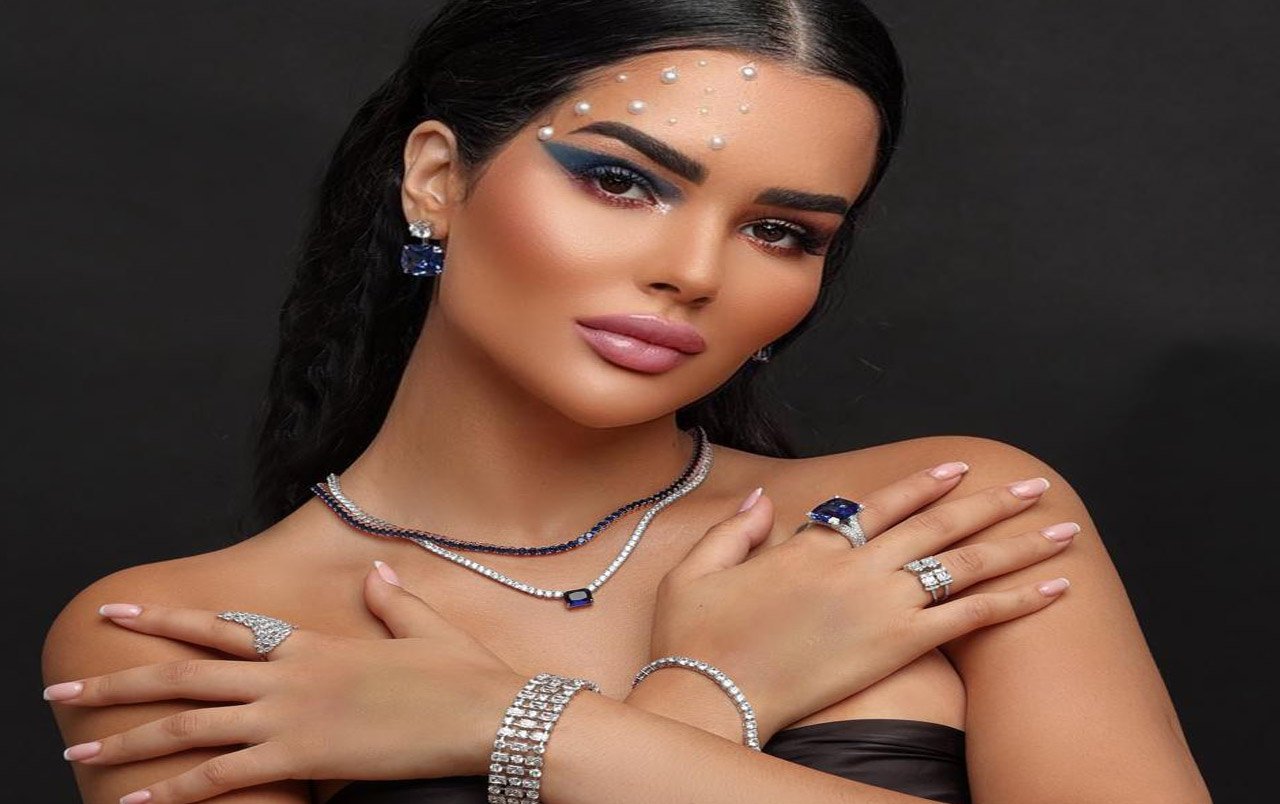 نور فيلالي تعود إلى شغفها بالموسيقى بعد التخرج وتطرح أول عمل لها “يكذب، يهرب”