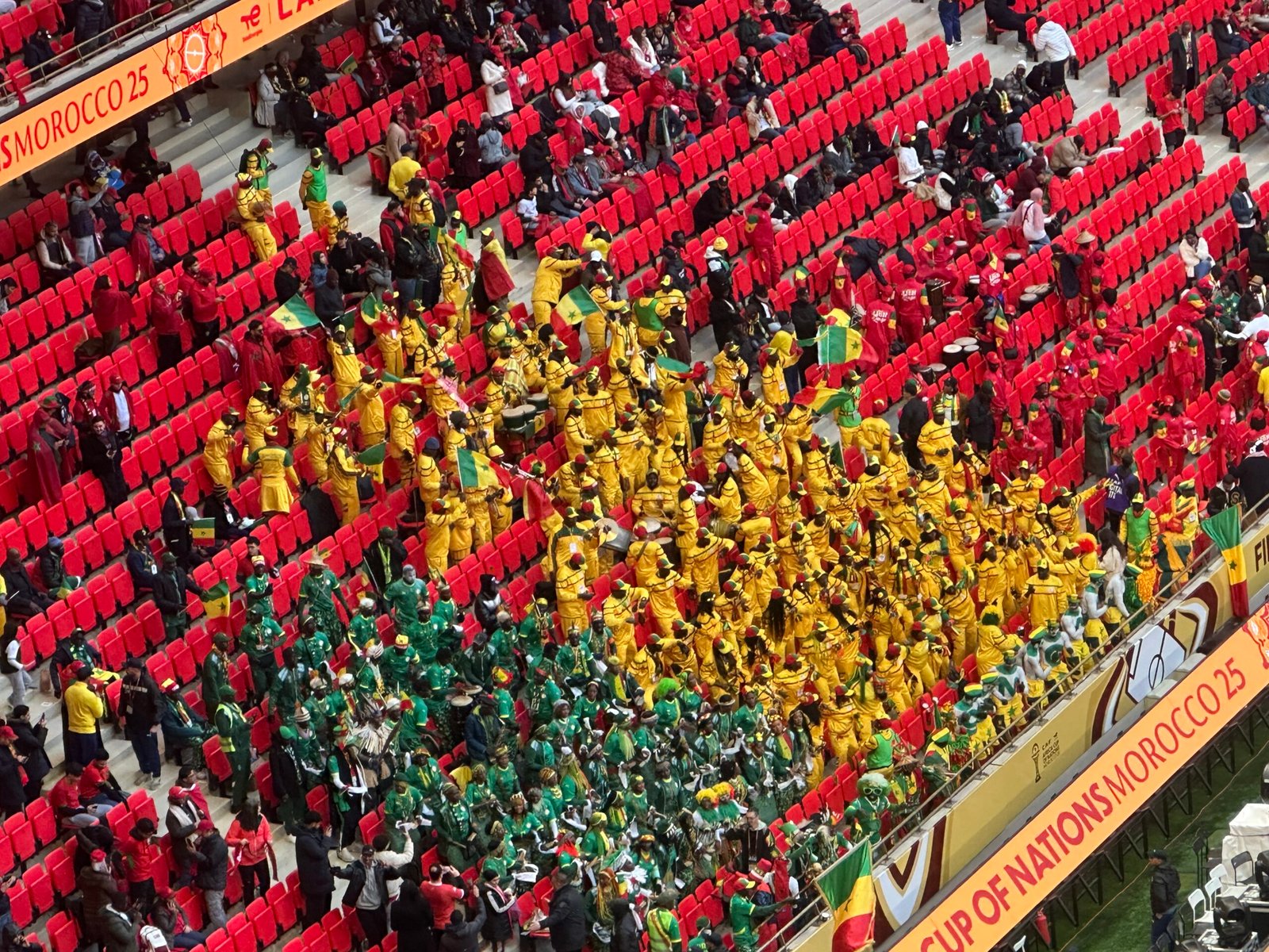 بالفيديو: الجماهير السنغالية تُبدع في مدرجات ملعب مولاي عبد الله خلال المباراة النهائية لكأس إفريقيا