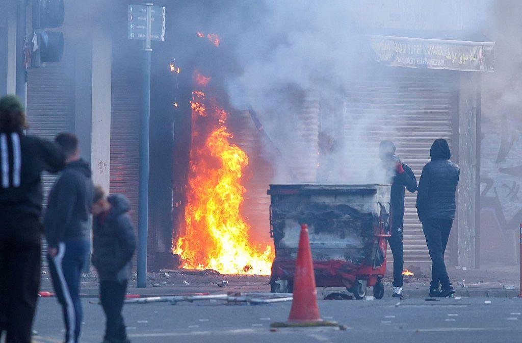 مبنى تلتهمه النيران في منطقة ساندي رو بوسط مدينة بلفاست، أيرلندا الشمالية، مساء 9 يونيو/حزيران 2026.