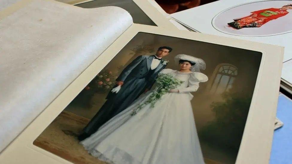 صورة تجمع ياسوو مع زوجته يوم زفافهما